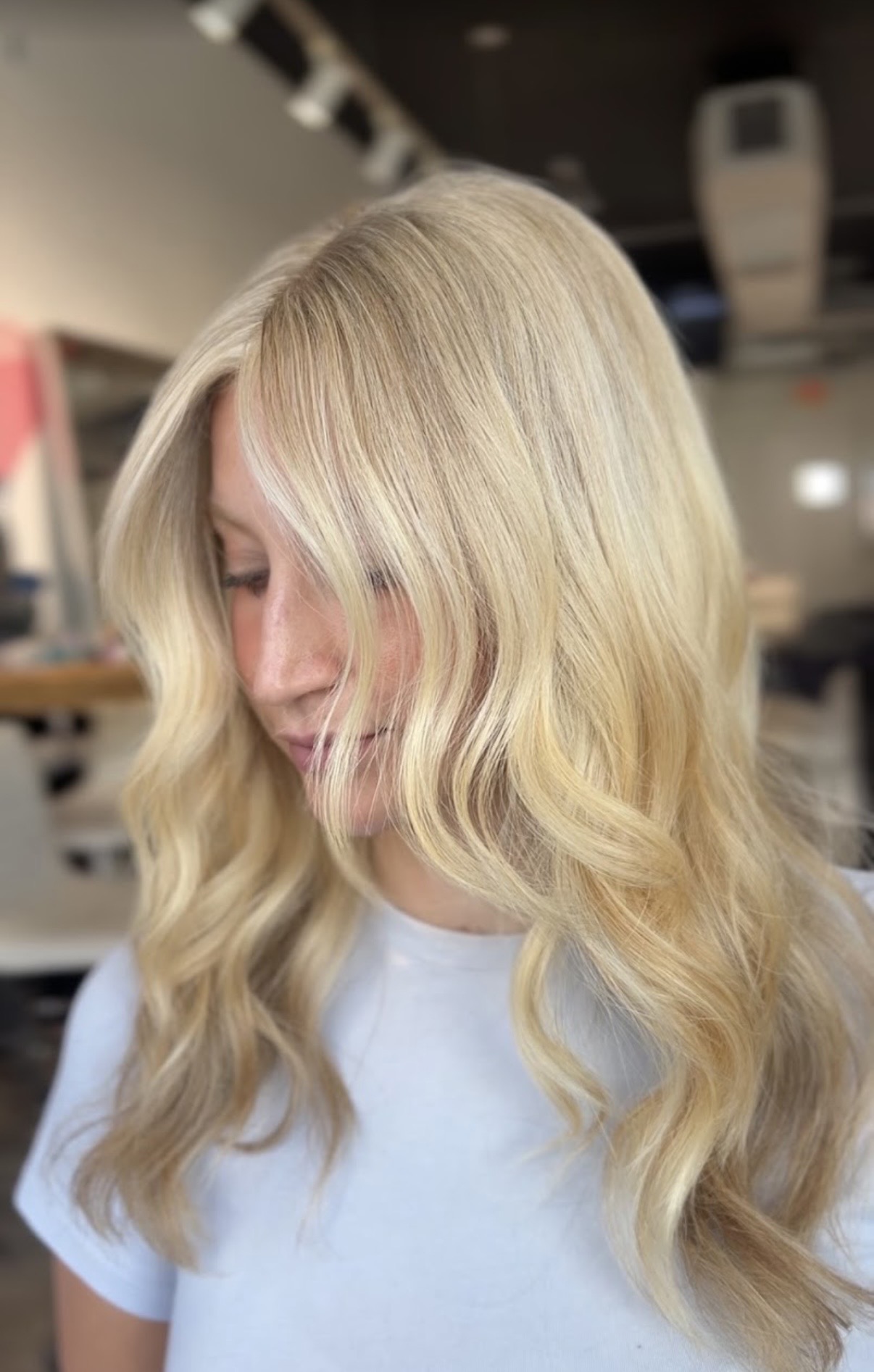Soft polished blonde waves by Fort Lauderdale colorist Jasmine Reyes